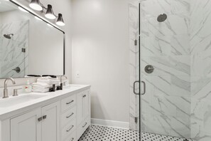 Shower, hair dryer, towels, soap - The Treme Suite - French Quarter Views! (New Orleans)