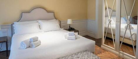 3 quartos, ferros/tábuas de passar roupa, acesso à internet