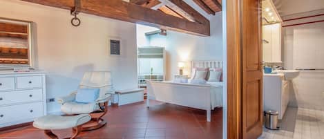 3 bedrooms, iron/ironing board, internet, bed sheets