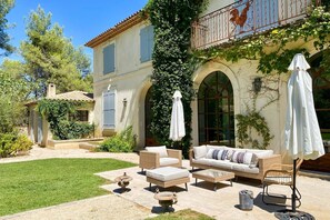 Terrace/patio - Mas de L'Olivette - Five Bedroom Villa, Sleeps 10 (Unknown)