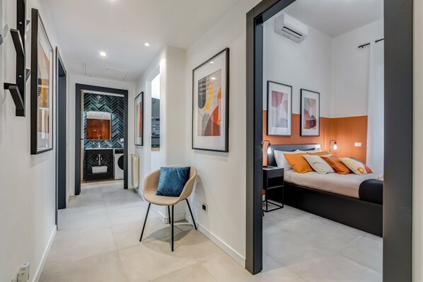 2 bedrooms, iron/ironing board, internet, bed sheets