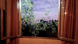 Una habitación con ventana que da a un jardín.