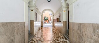 Velcro Apartment - Three Bedroom Villa, Sleeps 7