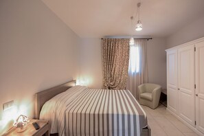 Iron/ironing board, Internet, bed sheets