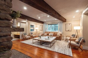 Televisie en een open haard