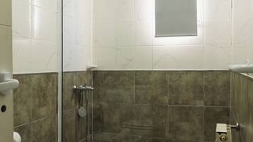 Regadera, secadora de cabello, bidet, toallas