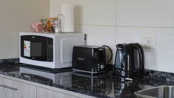 Refrigerador, microondas, horno y parrilla de estufa