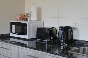 Fridge, microwave, oven, stovetop - Cabaña con 3 habitaciones, excelente vista a los cerros (El Calafate)