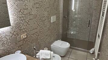 Ducha, secador de pelo, bidet, toallas