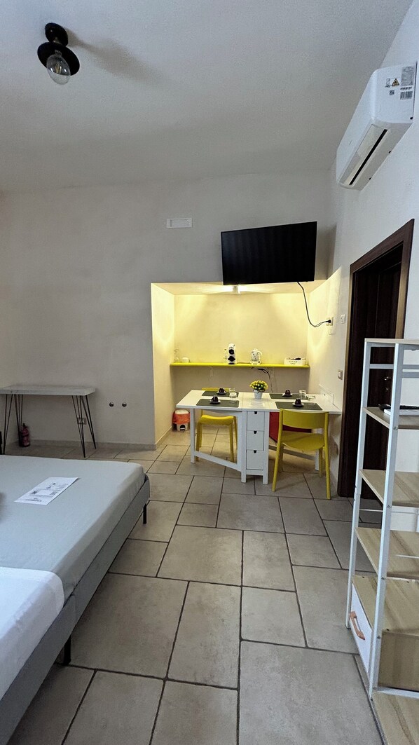 1 bedroom, desk, free WiFi, bed sheets