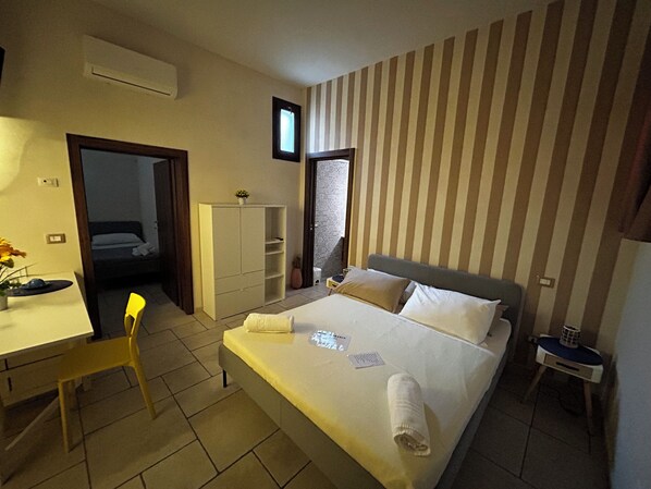 1 bedroom, desk, free WiFi, bed sheets - Standard Room for 1-4 Guests – Comfortable Stay in Pulsano Historic Center (Pulsano)