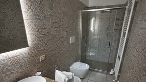 تجهيزات دش، مجففات شعر، مراحيض شطف، مناشف