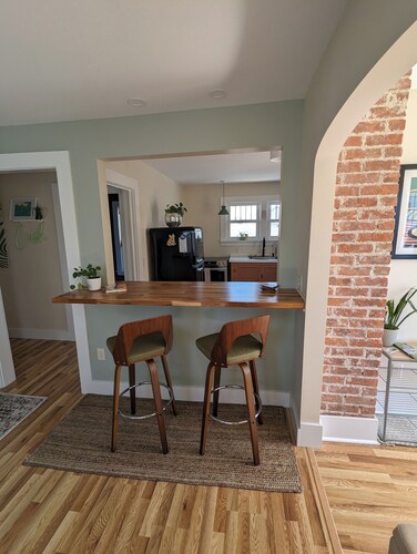 Charming & Relaxing Two Bedroom Upper Apartment in the Heart of Fredonia