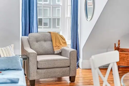 Historic Loft Best DT Location. Unit 3 5139