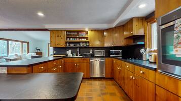 Een koelkast, een magnetron, een oven, een kookplaat