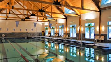 Een binnenzwembad, een verwarmd zwembad