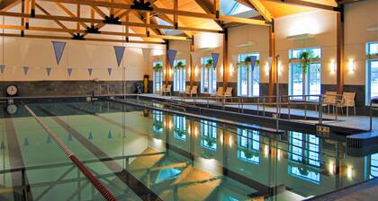 Charming house w/ privacy, bbq, seasonal balcony, hammock, fire pit, w/d, wifi