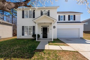 Exterior - Your family retreat in Charlotte (pet friendly)! (Charlotte)