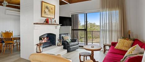 TV connectée, cheminée, table de tennis de table