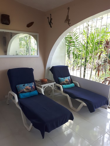 Great 1-bedroom cottage with WiFi AC access to private beach club with pool