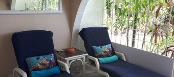 Great 1-bedroom cottage with WiFi AC access to private beach club with pool