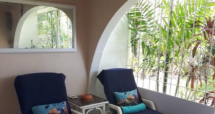 Great 1-bedroom cottage with WiFi AC access to private beach club with pool