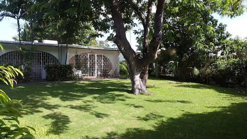 Great 1-bedroom cottage with WiFi AC access to private beach club with pool