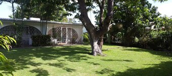 Great 1-bedroom cottage with WiFi AC access to private beach club with pool