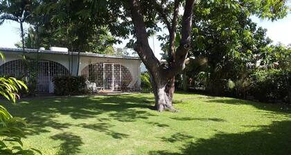 Great 1-bedroom cottage with WiFi AC access to private beach club with pool