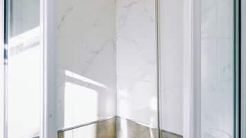 Ducha, secador de pelo, bidet, toallas