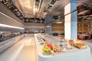 Una presentación de buffet moderna con una variedad de alimentos y un diseño limpio y contemporáneo.