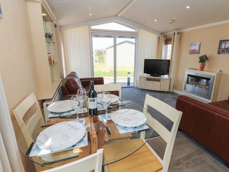 Dining. Plot 6