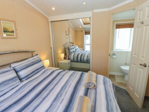 2 dormitorios, decoración individual, mobiliario individual