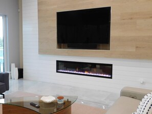 Smart TV, fireplace - Charming Home Waterfront and Pool. (Naples)