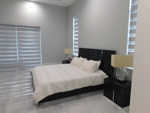 3 bedrooms, in-room safe, desk, iron/ironing board - Charming Home Waterfront and Pool. (Naples)