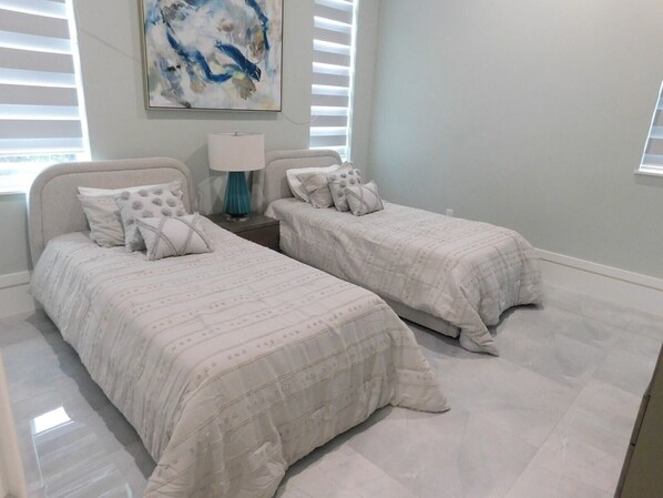 3 bedrooms, in-room safe, desk, iron/ironing board - Charming Home Waterfront and Pool. (Naples)