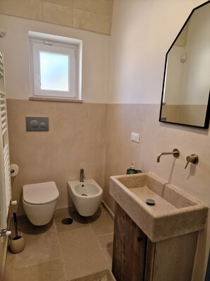 Dusche, Haartrockner, Bidet, Handtücher