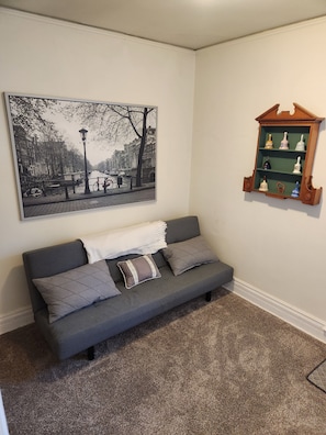 Smart TV, books - Spacious 4-bedroom apartment in fabulous Milwaukee with WiFi, AC, onsite Parking (Milwaukee)