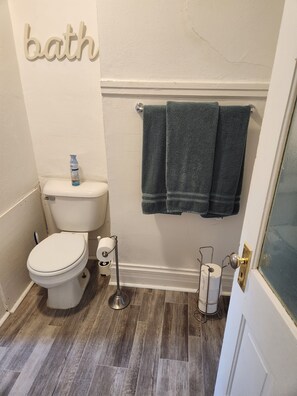 Sèche-cheveux, serviettes fournies, savon, papier toilette