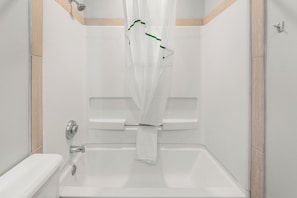 スタジオ ダブルベッド 1 台 禁煙 | バスルーム | ヘアドライヤー、タオル、石鹸、シャンプー