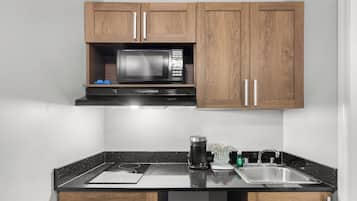 Coffee/tea maker, cookware/dishes/utensils, dining tables