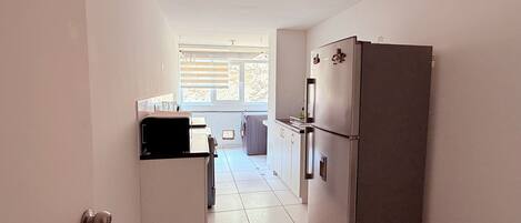 Mikrowelle, Herdplatte, Kochgeschirr/Geschirr/Besteck, Esstisch