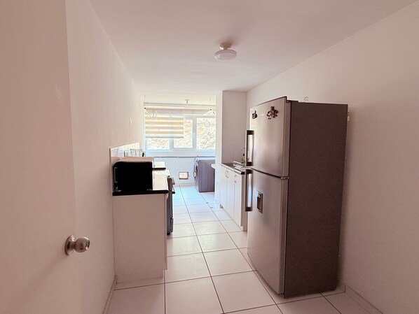 Mikrowelle, Herdplatte, Kochgeschirr/Geschirr/Besteck, Esstisch