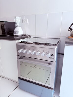 ميكروويف، موقد طهي مسطح، مستلزمات طهي/أطباق/أوعية، مائدة طعام