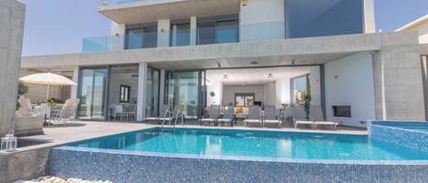 สระว่ายน้ำกลางแจ้ง