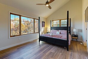 5 bedrooms, iron/ironing board, internet, bed sheets