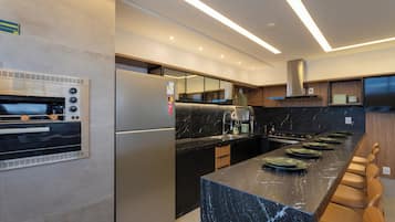 Geladeira, micro-ondas, cooktop, cafeteira/chaleira