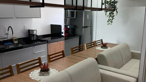 Et moderne køkken med spiseplads, inklusive en sofa og stole.