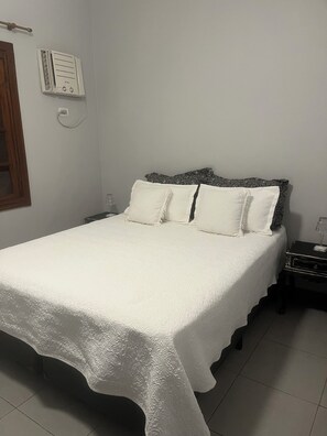 4 bedrooms, iron/ironing board, WiFi - 4-bedroom house in delightful Riviera, 15 minute walk to the beach and the mall. (Bertioga)