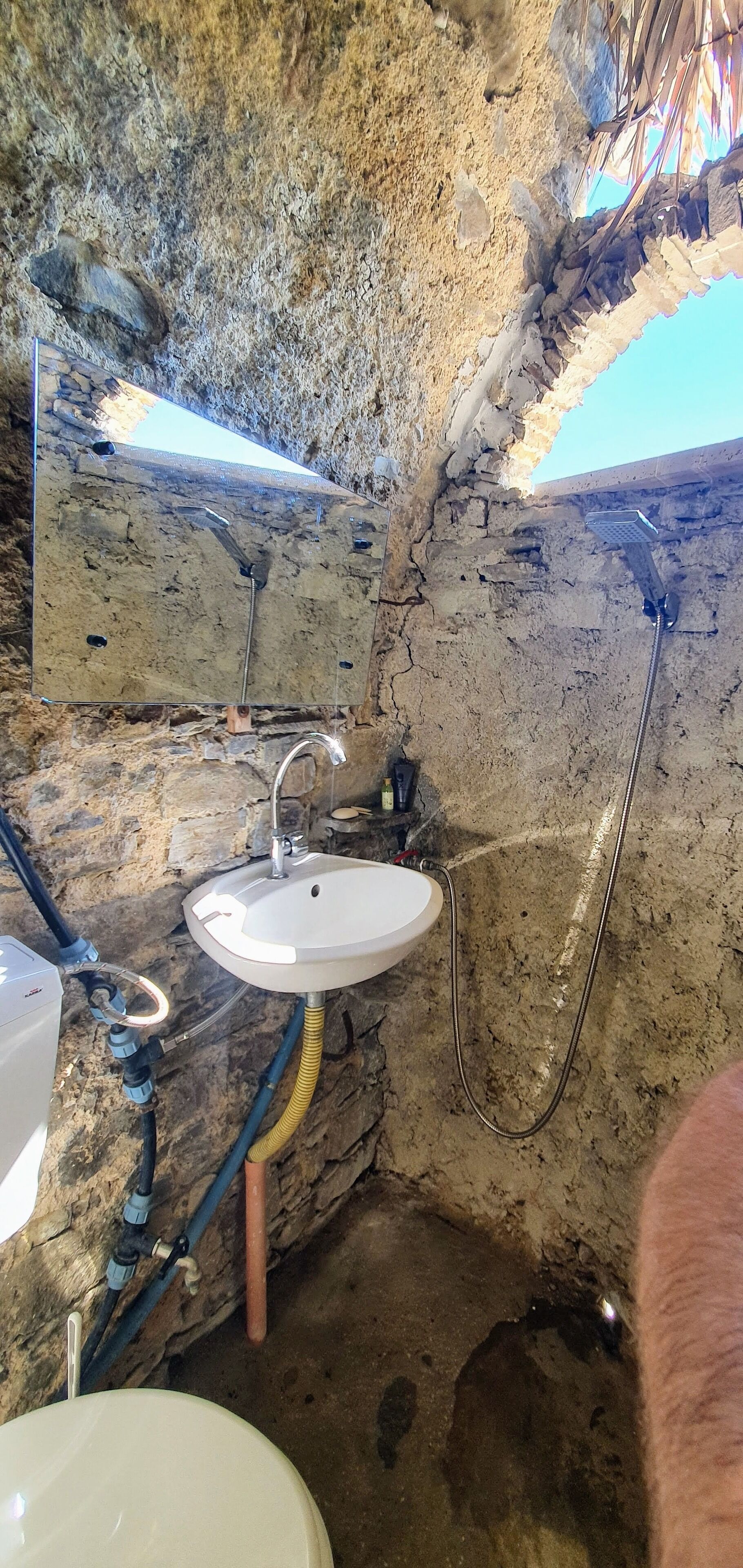 Dusche, umweltfreundliche Kosmetikartikel, Haartrockner, Handtücher